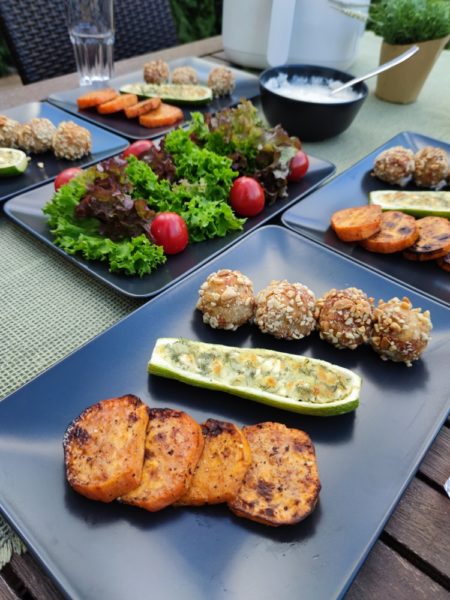 Rezept Xiaomi Mi Smart Air Fryer 3.5L Erdnuss-Hühnerkugeln mit Tahin Joghurt Soße Zucchini-Käse-Boote